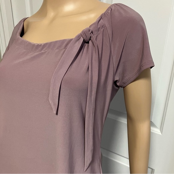 Liz McCoy | Mauve shortsleeve Top with Bow Detail - Picture 2 of 7